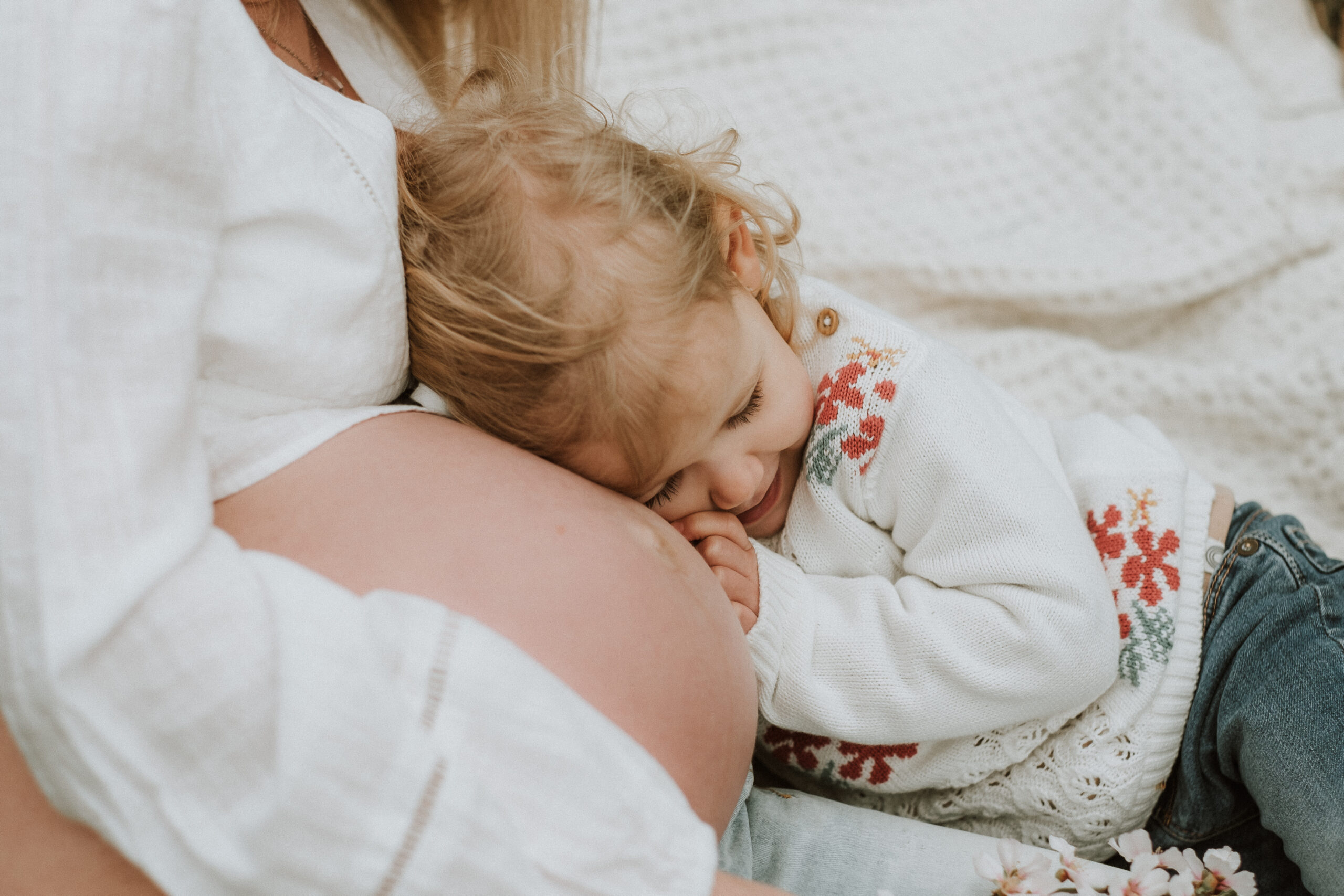 Sestřička se těší na nového člena rodiny během těhotenského focení s dětmi Praha Říčany Benešov
