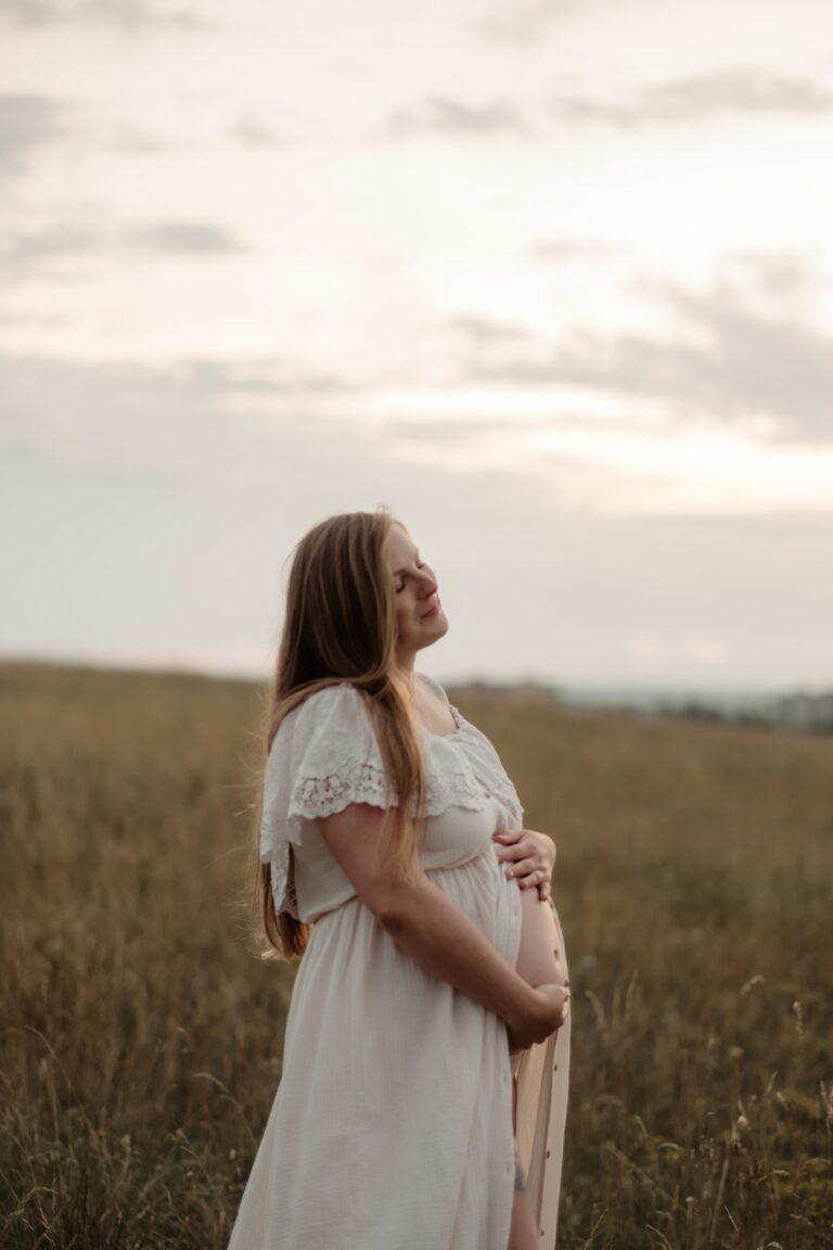 Těhotná žena si užívá těhotenské focení venku v praze,benešově, říčanech, řevnicích, úvalech, jesenici, kamenici, černošicích, mníšku pod brdy, kamenici, mnichovicích, čerčanech, praha východ