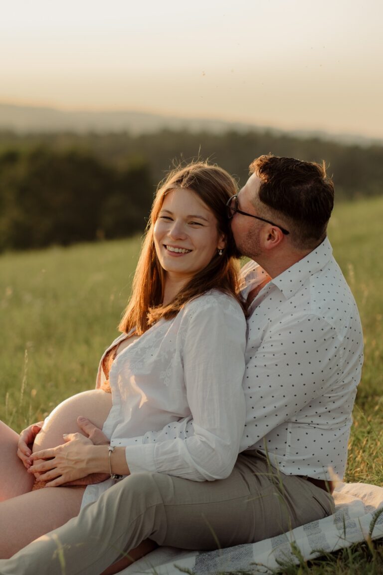 Těhotná žena si užívá těhotenské focení venku v praze,benešově, říčanech, řevnicích, úvalech, jesenici, kamenici, černošicích, mníšku pod brdy, kamenici, mnichovicích, čerčanech, praha východ