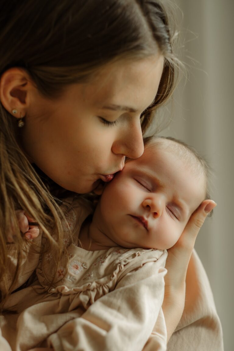 Maminka dává pusu miminku během focení miminek doma Praha