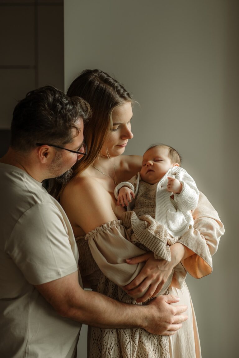 Rodiče se tulí s miminkem při focení miminek doma Praha