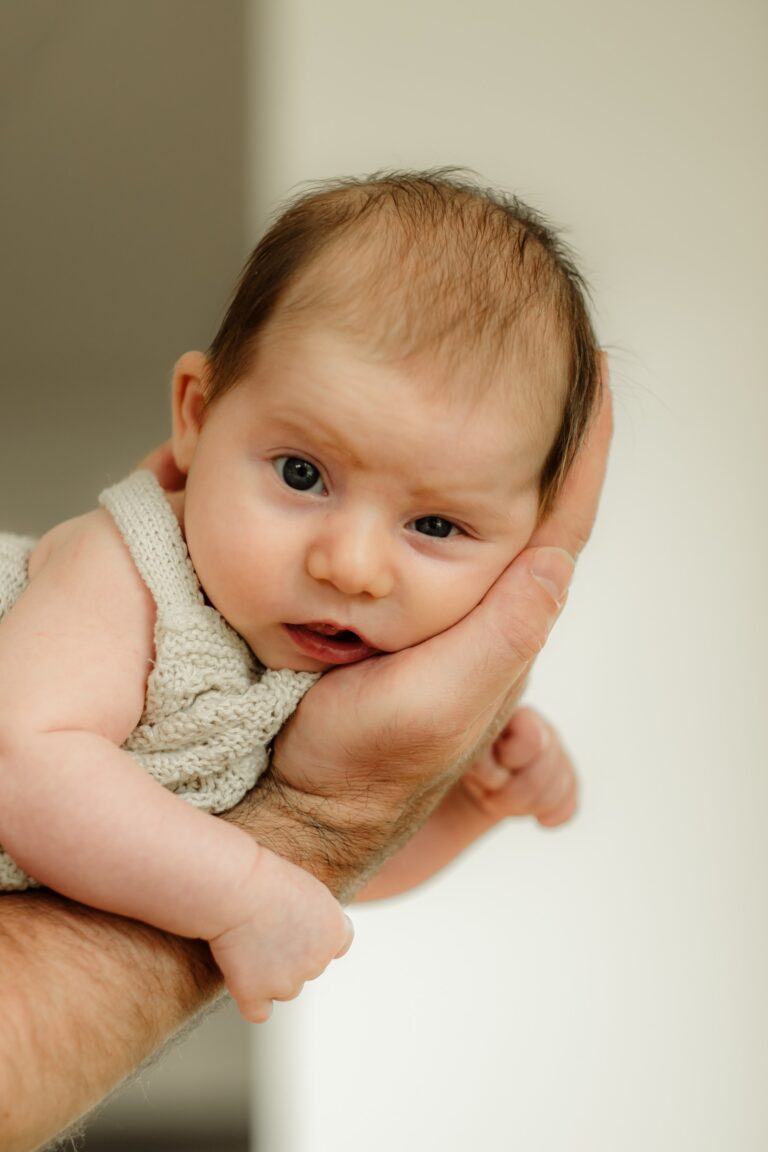 Tří měsíční miminko pozoruje svět při focení miminek doma Praha