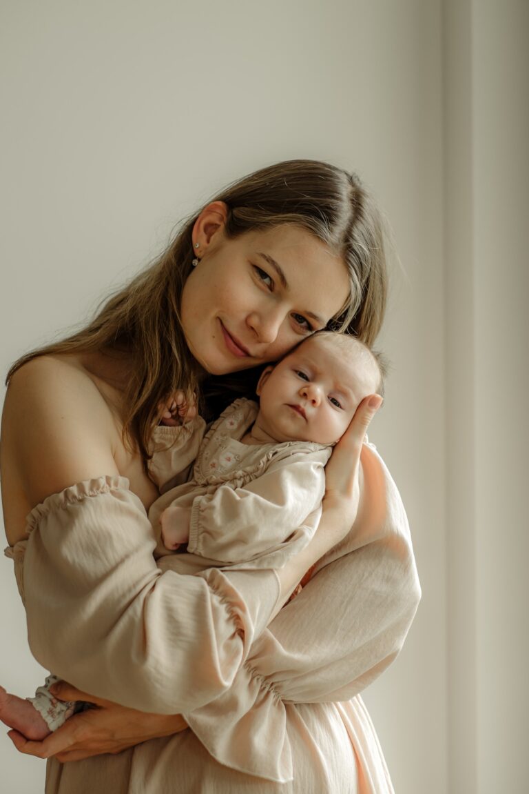 Maminka se tulí k miminku při newborn focení doma Praha