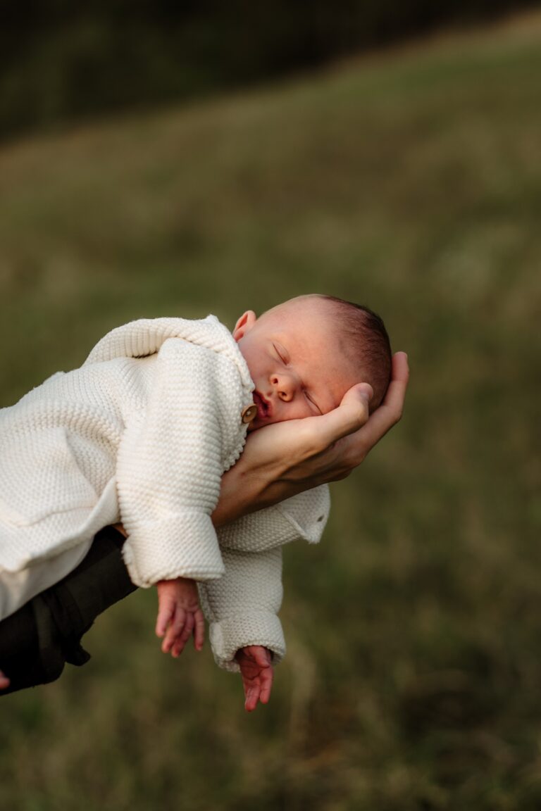 Miminko spinká během newborn focení Praha