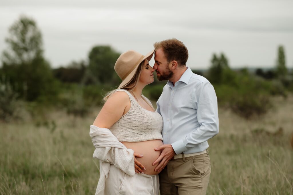 těhotenské focení s partnerem praha v přírodě