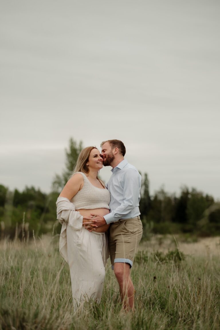 žena si užívá těhotenské focení venku v praze,benešově, říčanech, řevnicích, úvalech, jesenici, kamenici, černošicích, mníšku pod brdy, kamenici, mnichovicích, čerčanech, praha východ