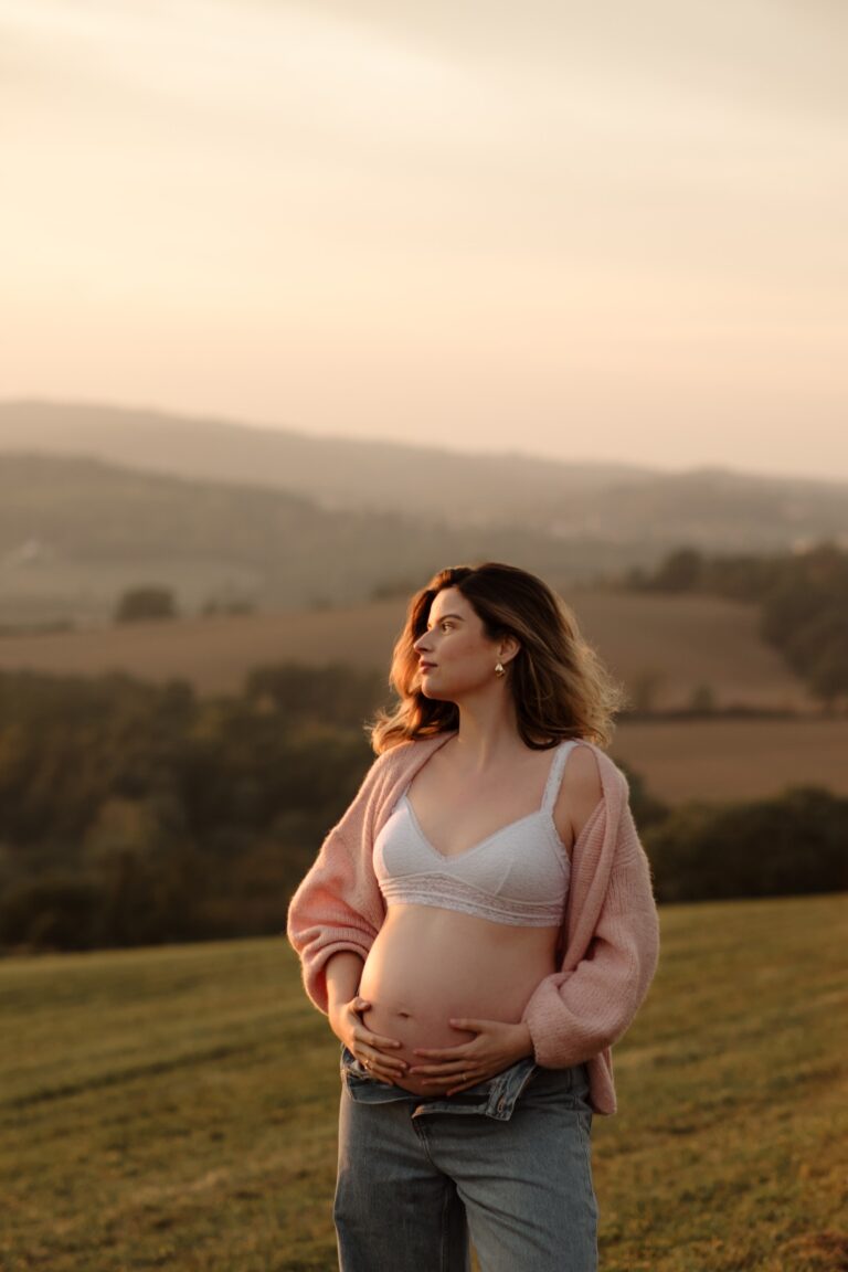 Podzimní těhotenské focení venku v přírodě