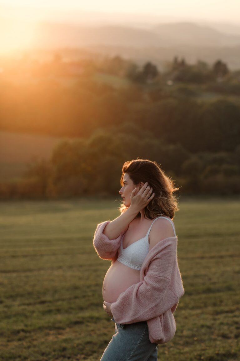 Těhotná žena si užívá těhotenské focení venku v praze,benešově, říčanech, řevnicích, úvalech, jesenici, kamenici, černošicích, mníšku pod brdy, kamenici, mnichovicích, čerčanech, praha východ