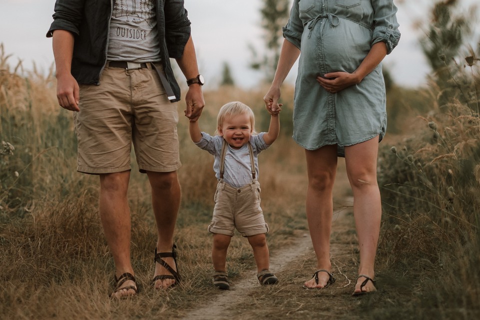 Rodina si užívá společné chvíle během těhotenského focení s dětmi Praha Benešov Říčany