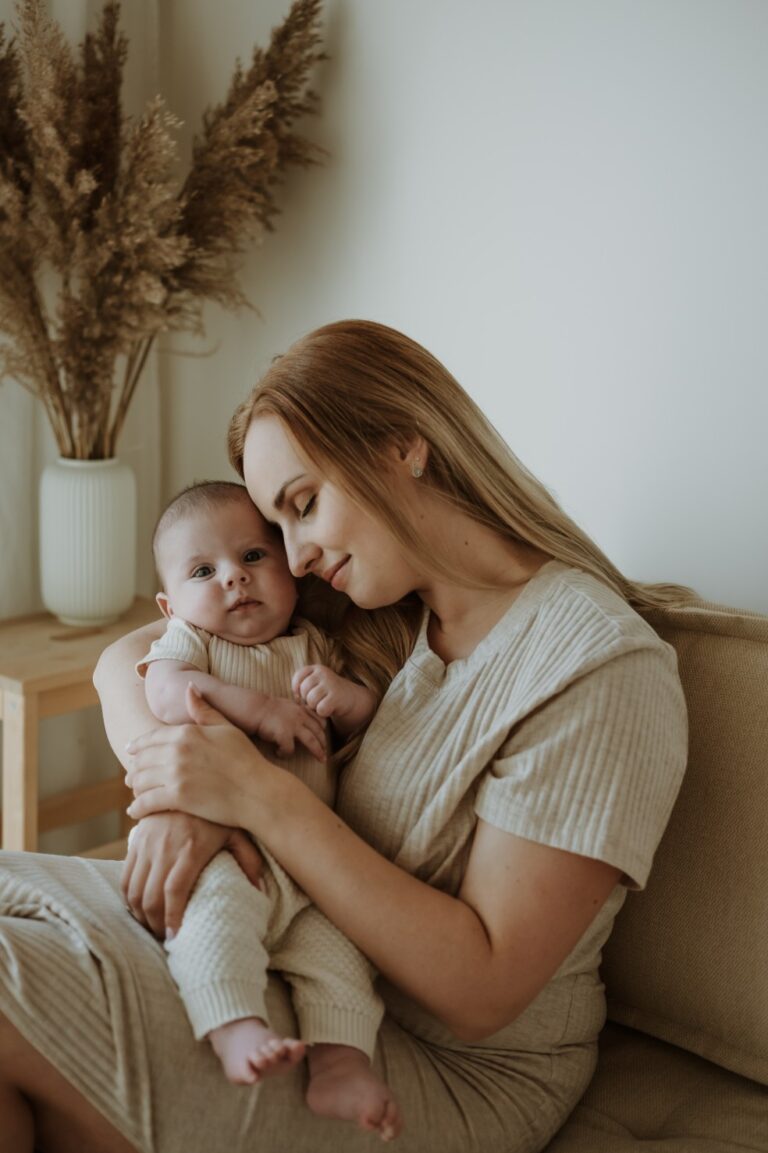 Maminka a miminko se tulí při newborn focení v ateliéru Praha