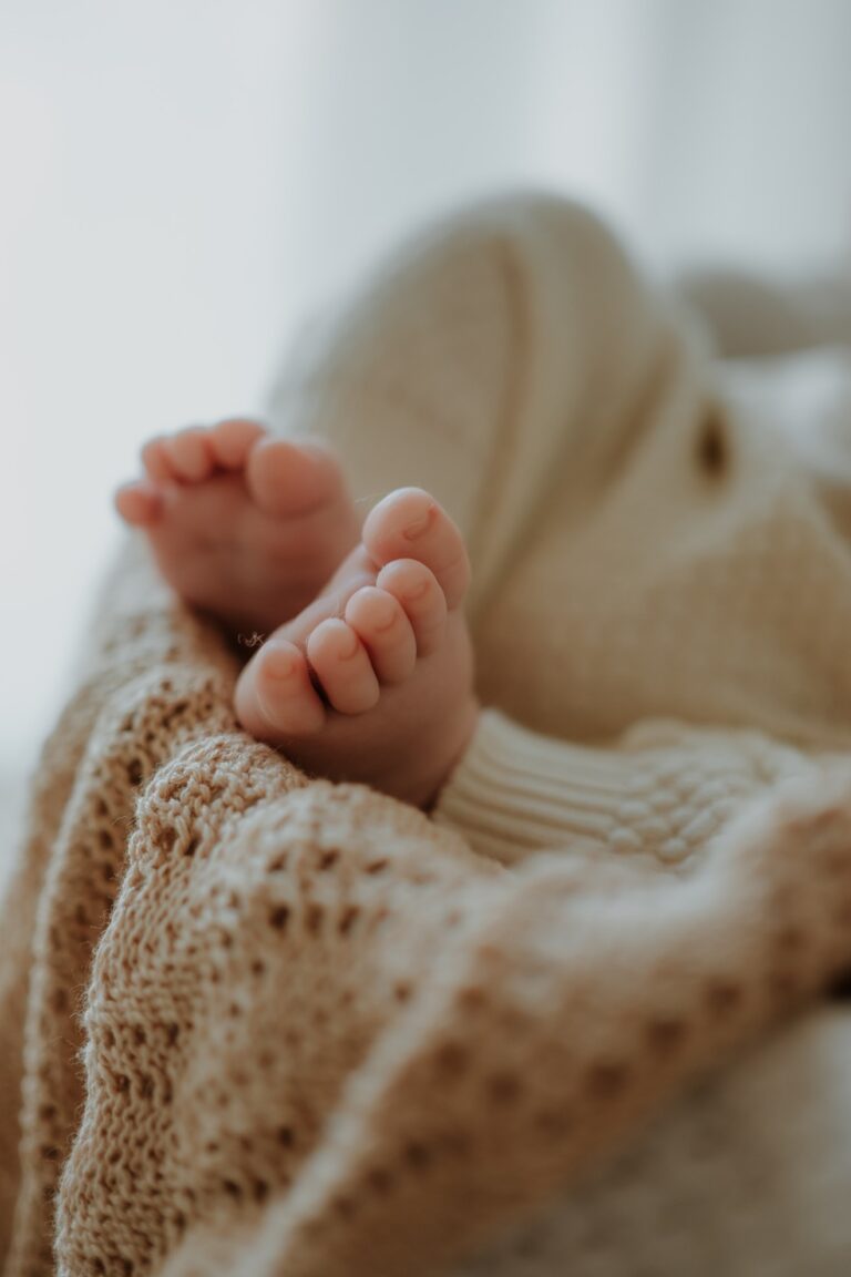 Detaily nožiček miminka vyfocené při newborn focení Praha