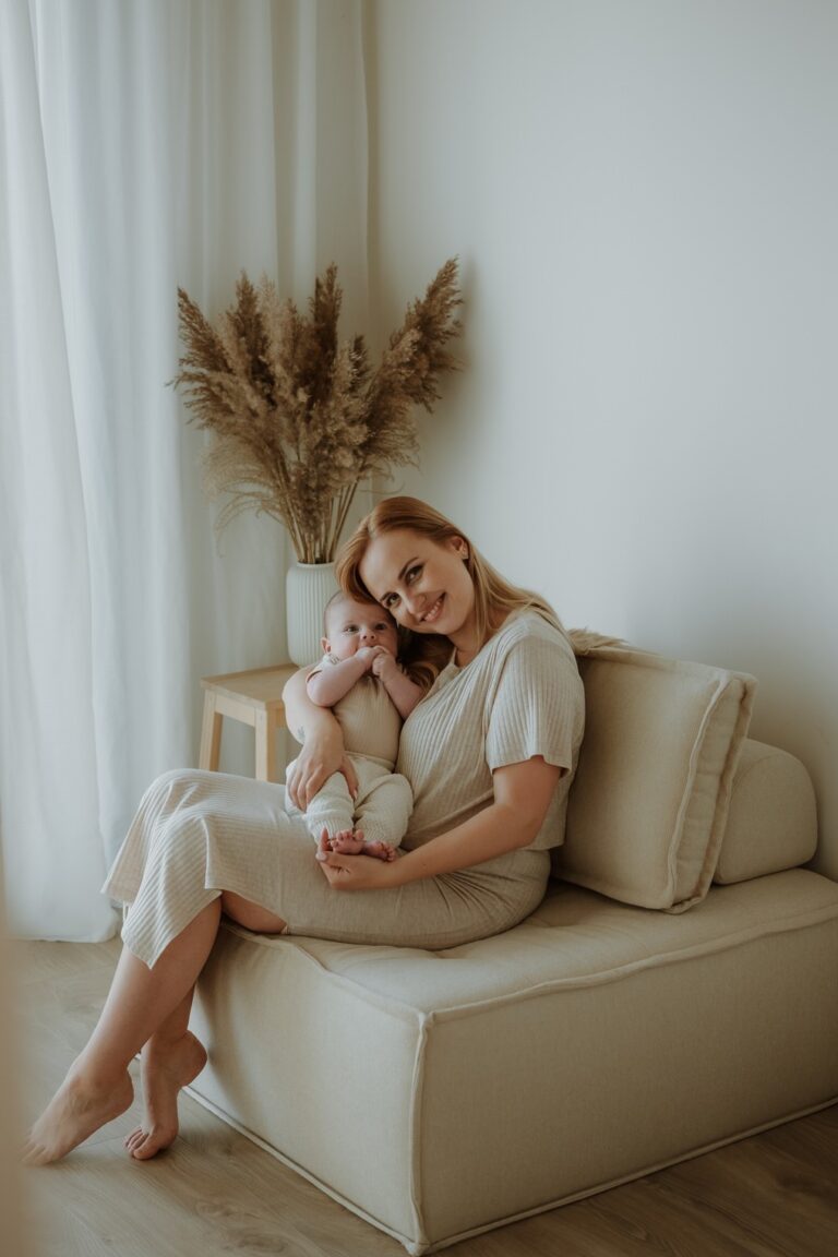 Miminko a maminka si užívají společný čas při newborn focení v ateliéru Praha