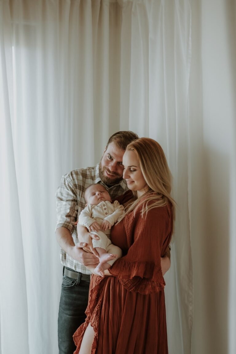 Maminka, tatínek a miminko si tulí během newborn focení Praha