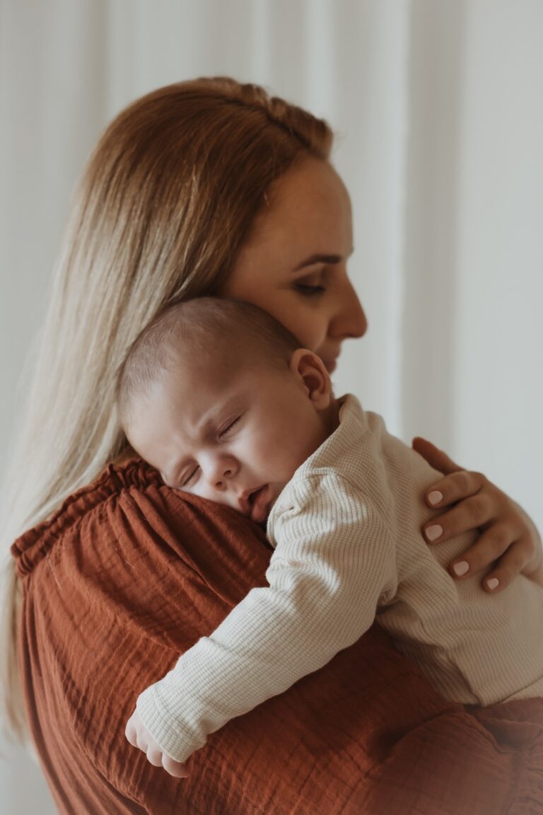Miminko spinká na mamince při newborn focení Praha