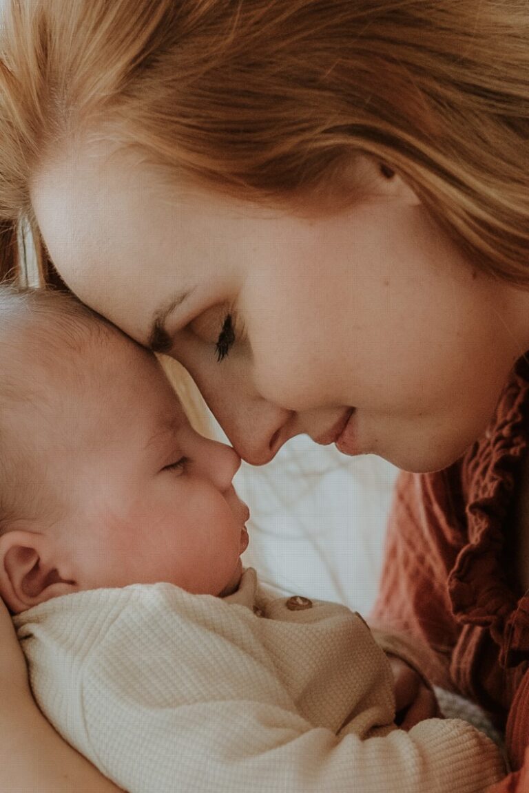 Miminko s maminkou si tulí během newborn focení Praha