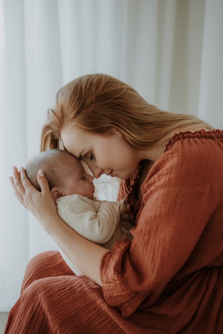 Maminka se tulí k miminku při newborn focení Praha