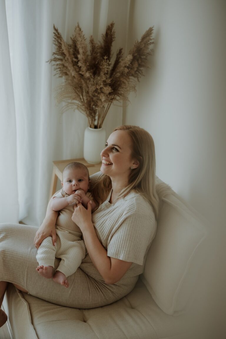 Maminka se směje při newborn focení Praha