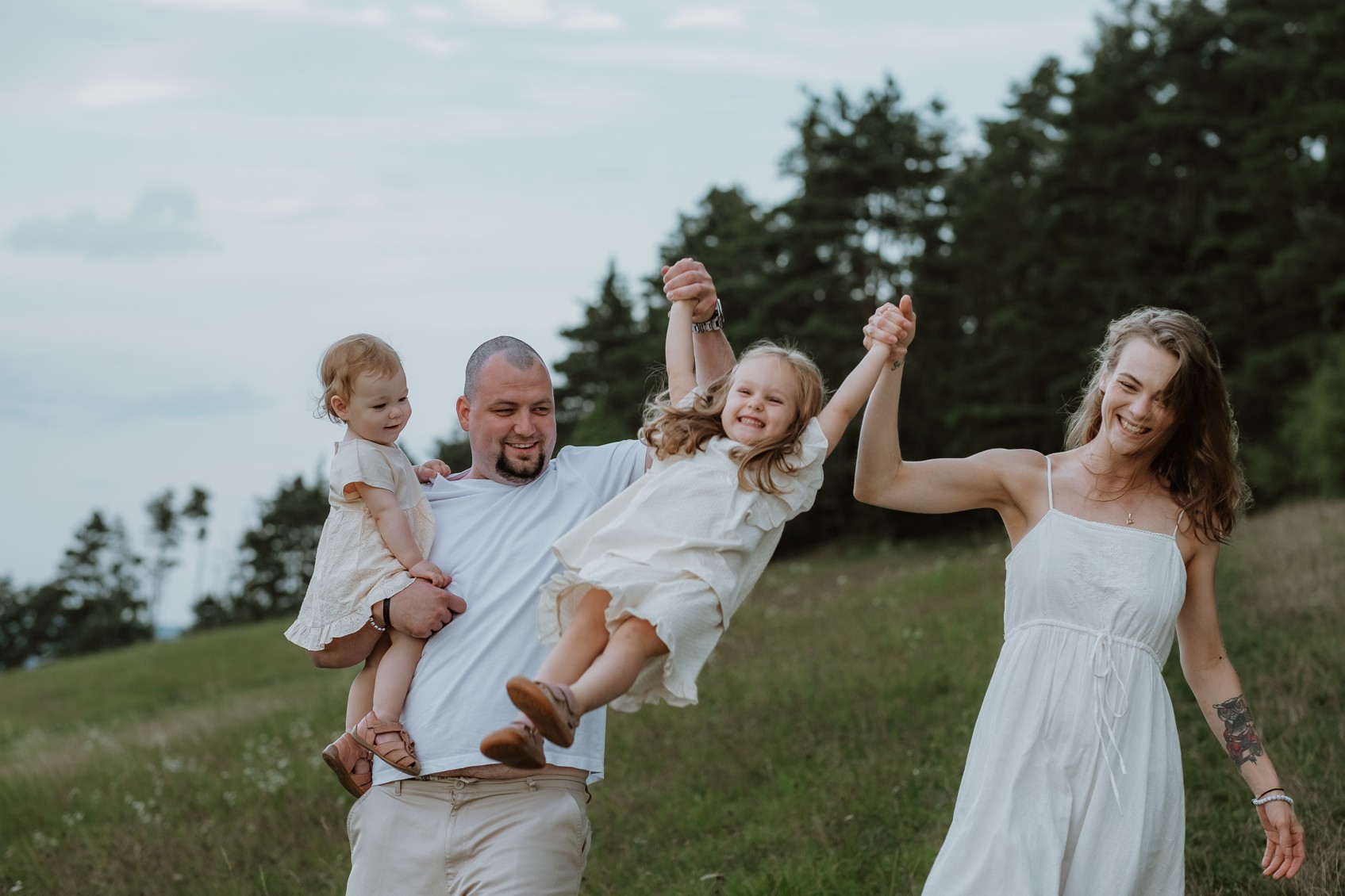 rodinné focení venku v přírodě rodina si užívá chvíle během rodinného focení Praha, Říčany, Benešov u Prahy, Jesenice, Úvaly, Kamenice, Černošice, Mníšek pod Brdy, Vlašim.