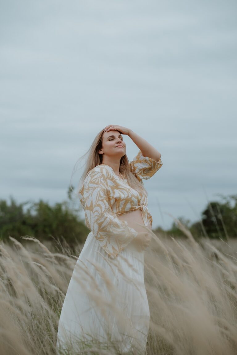 žena si užívá těhotenské focení venku v praze,benešově, říčanech, řevnicích, úvalech, jesenici, kamenici, černošicích, mníšku pod brdy, kamenici, mnichovicích, čerčanech, praha východ