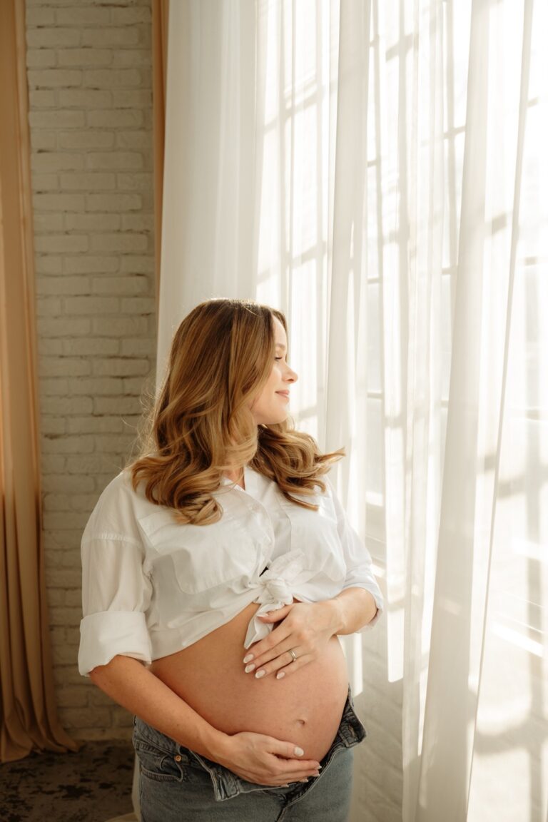 Barevná fotografie pořízená při těhotenském focení v ateliéru v Praze