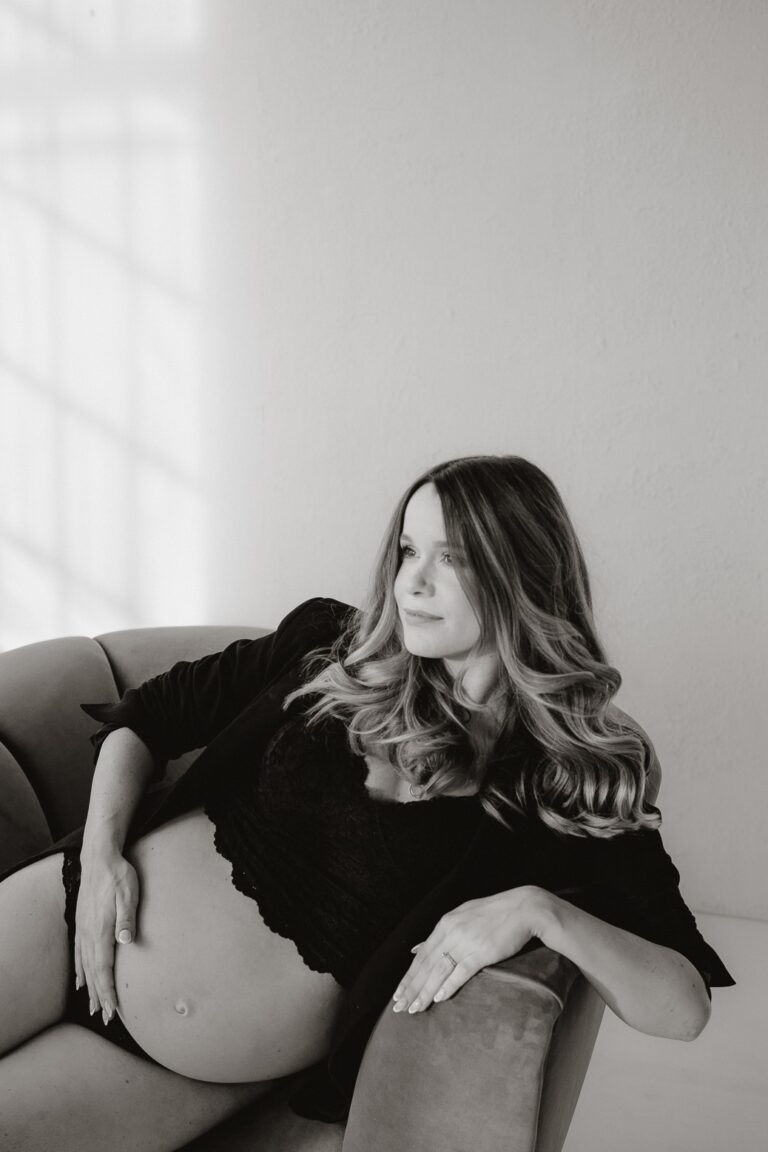 Těhotná žena pózuje v ateliéru při těhotenském focení Praha