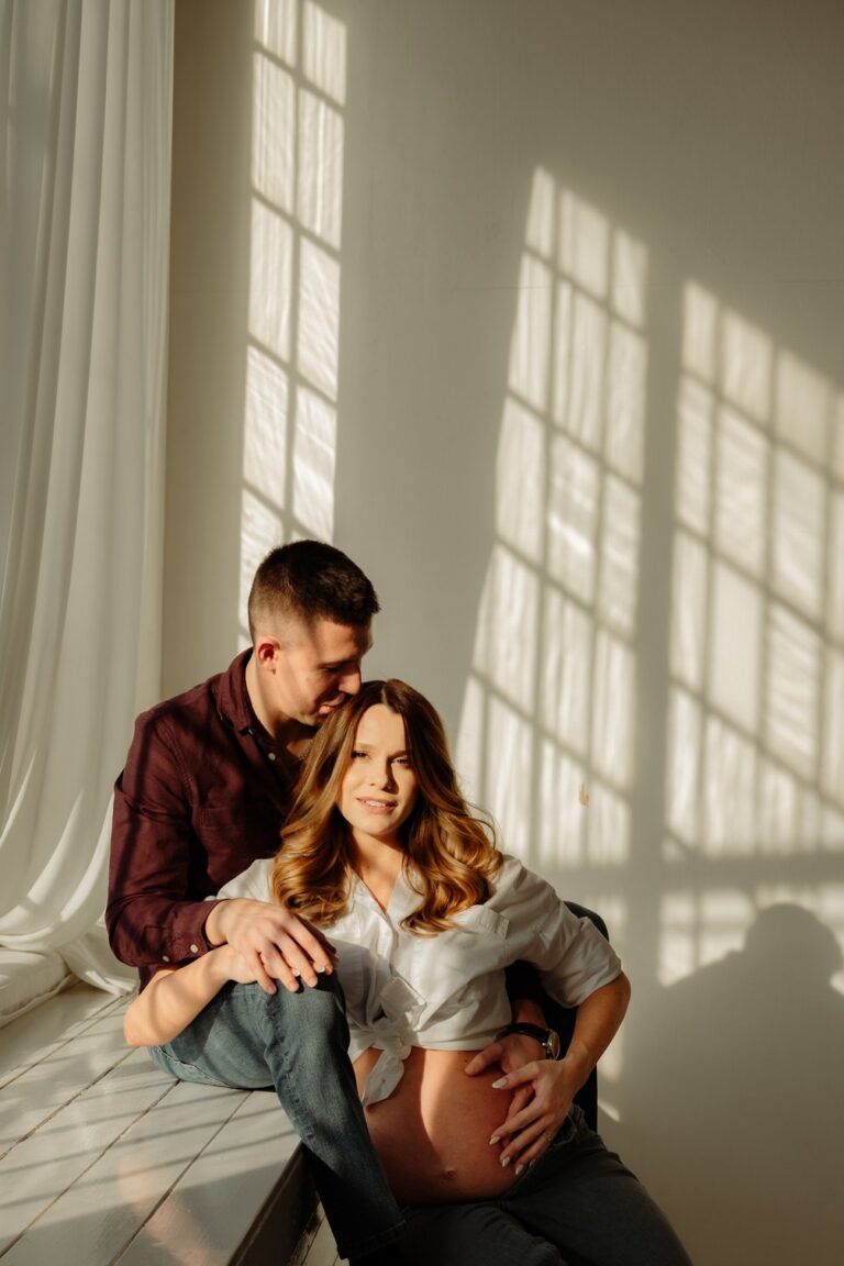 Nastávající rodiče se těší na své miminko při těhotenském focení v ateliéru Praha