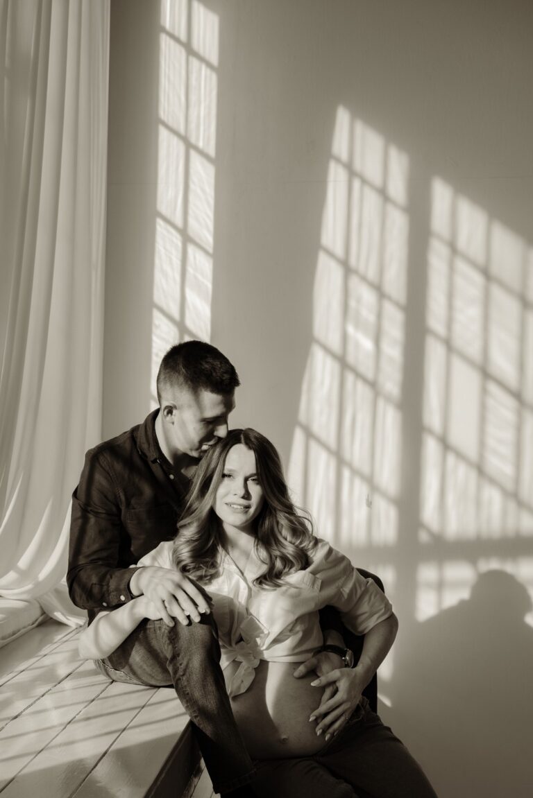 Manželé si užívají společný čas při těhotenském focení v ateliéru Praha