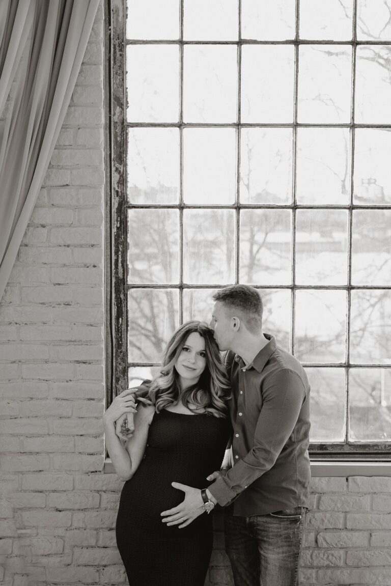 Těhotná žena s manželem pózují při těhotenském focení v ateliéru Praha