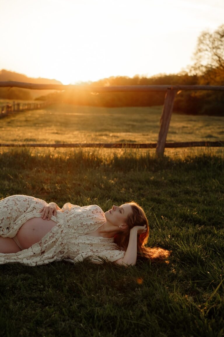 Žena relaxuje během těhotenské focení v přírodě Praha