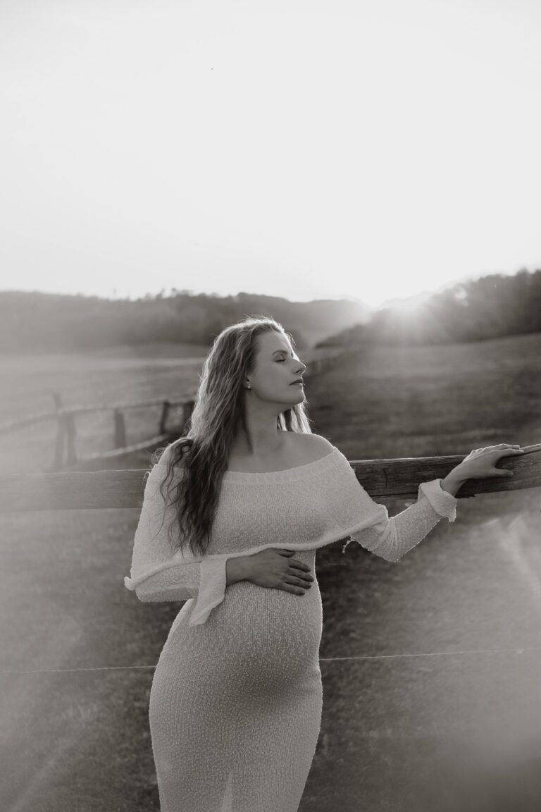 Žena si užívá západ slunce během těhotenské focení v přírodě Praha