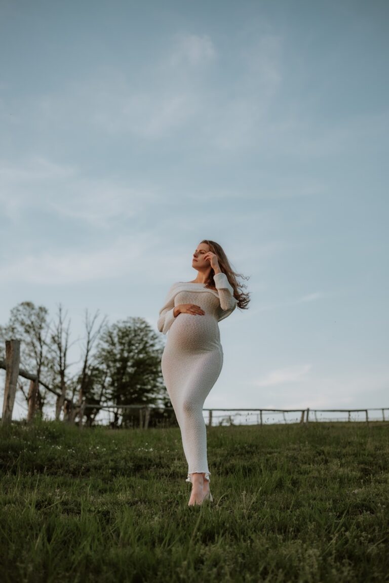 Těhotná žena si užívá těhotenské focení v přírodě Praha