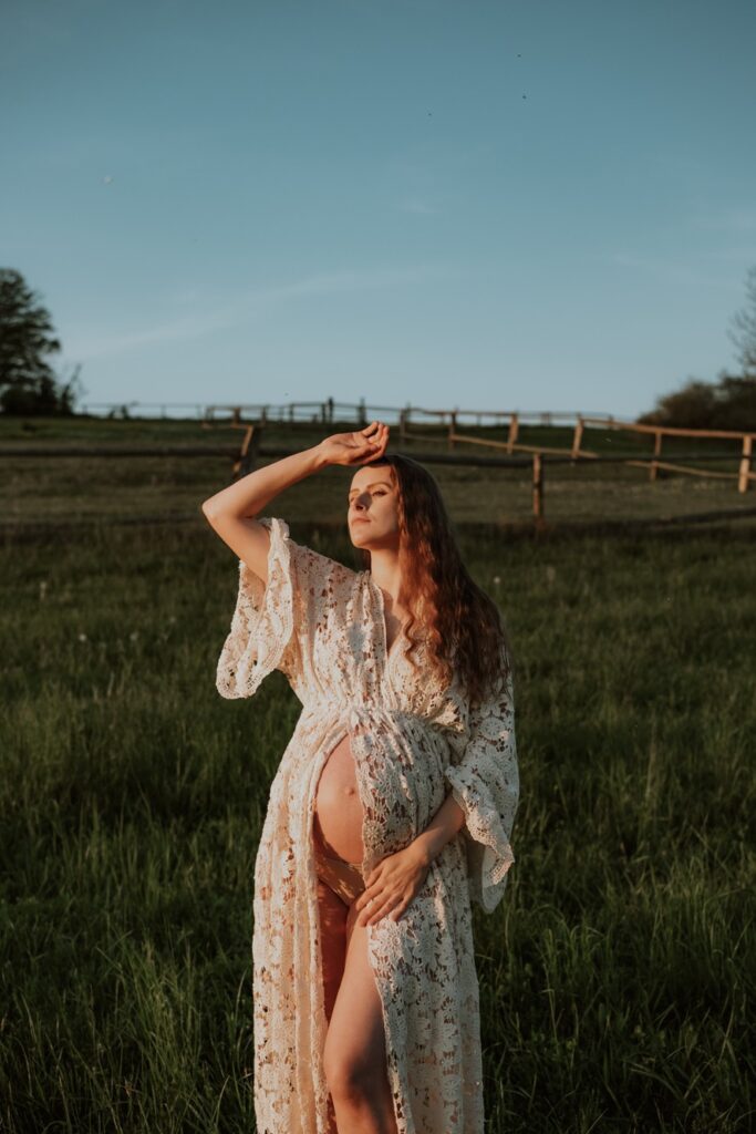 Žena si užívá čas pro sebe během těhotenského focení v přírodě v Praze