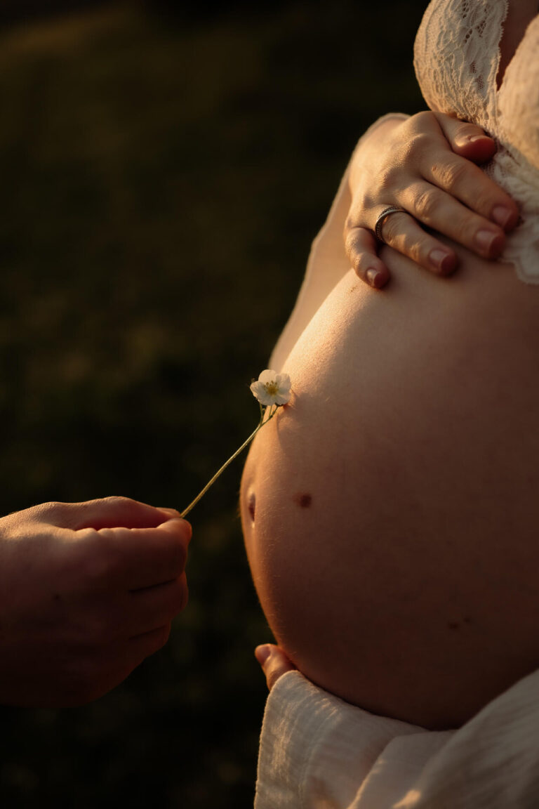 Těhotenské focení Praha – detail bříška v přirozeném světle
