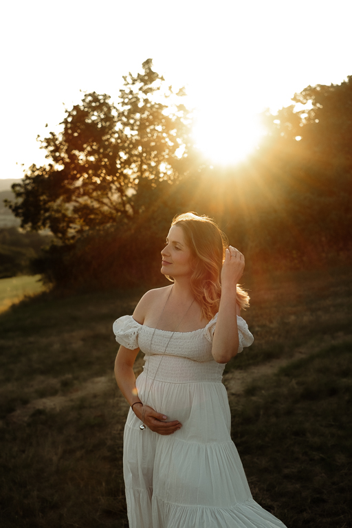 Těhotenské focení Praha – portrét nastávající maminky v přírodě při západu slunce