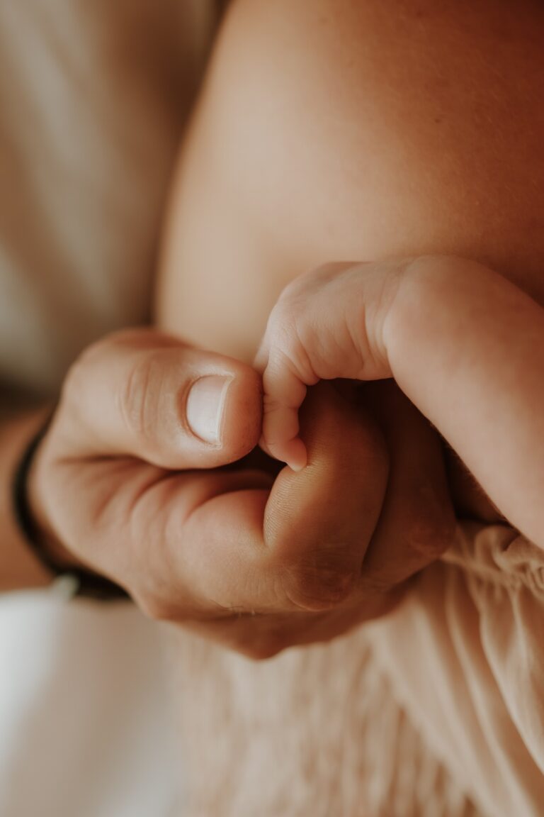 Umělecké newborn focení Benešov – detail ručičky novorozence