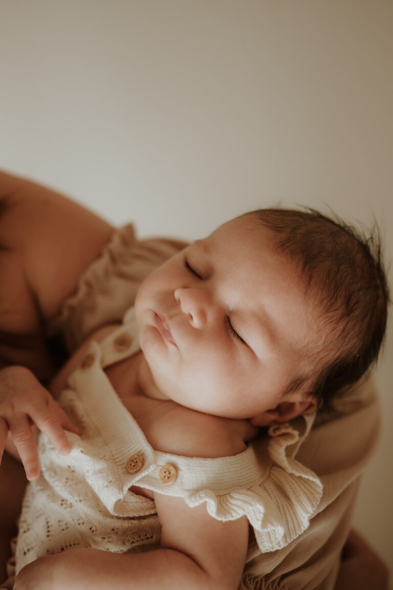 Newborn focení Benešov – portrét spícího dítěte