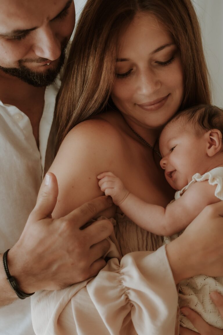 Focení novorozenců Říčany – miminko ve světle pastelových tónů