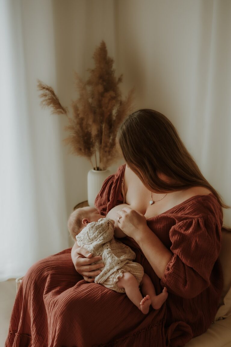 Maminka kojí své miminko při newborn focení Praha