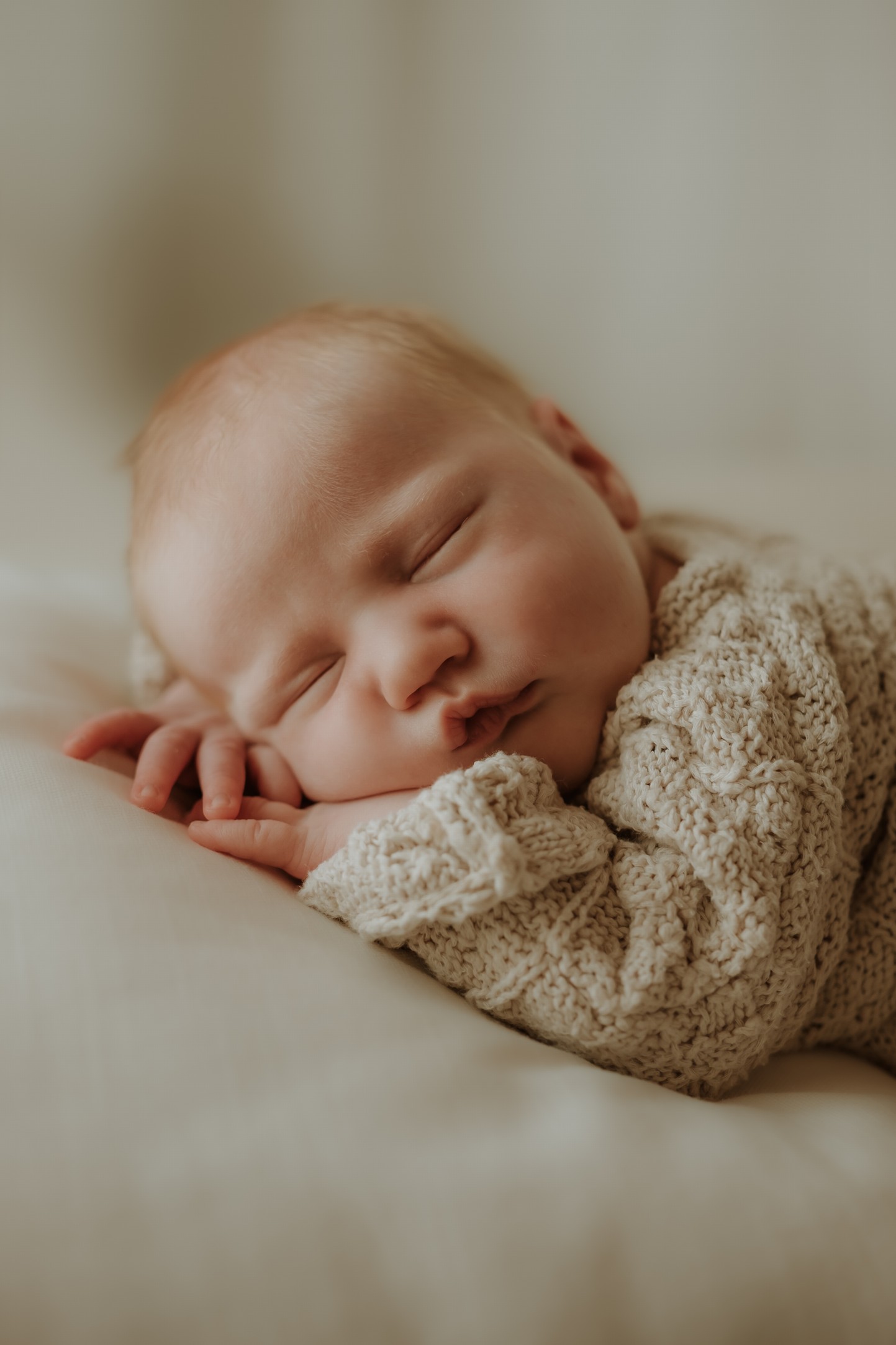 Miminko spí během newborn focení v Benešově