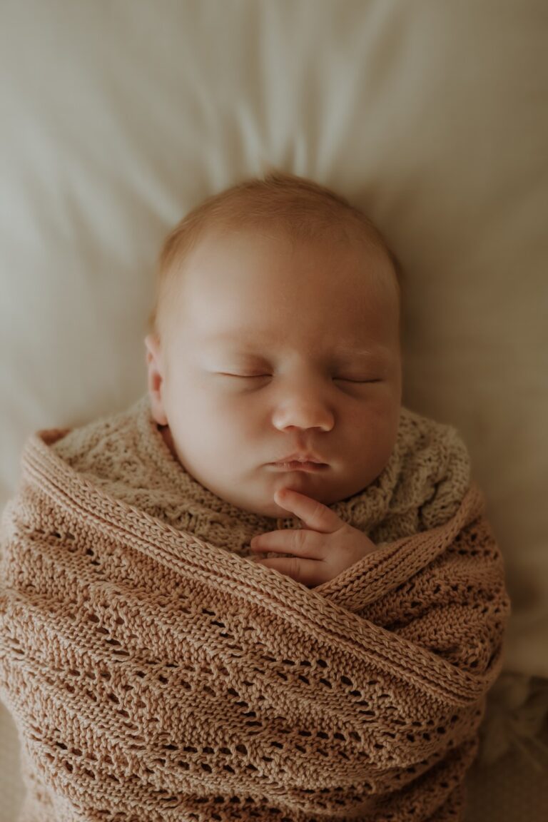 Profesionální newborn fotografie Praha – novorozenec zabalený v dece
