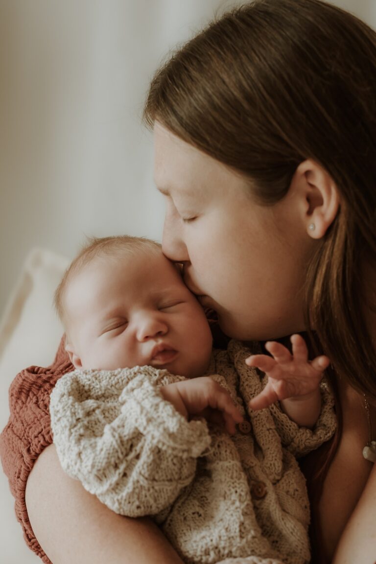 Focení novorozenců Benešov – spokojené miminko ve studiu