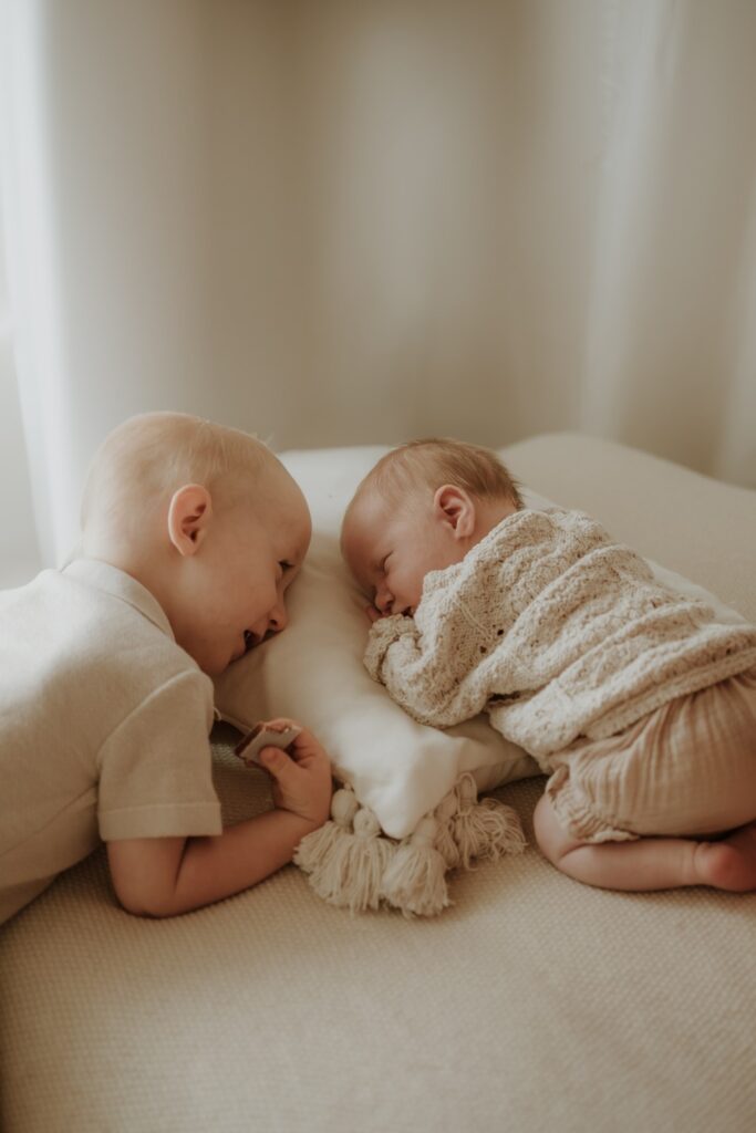 Newborn focení Praha – přirozené světlo a jemné barvy