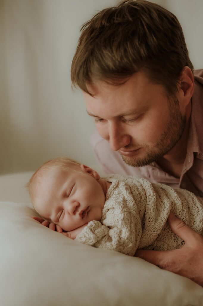 Tatínek se fotí se svým miminkem při newborn focení v Říčanech