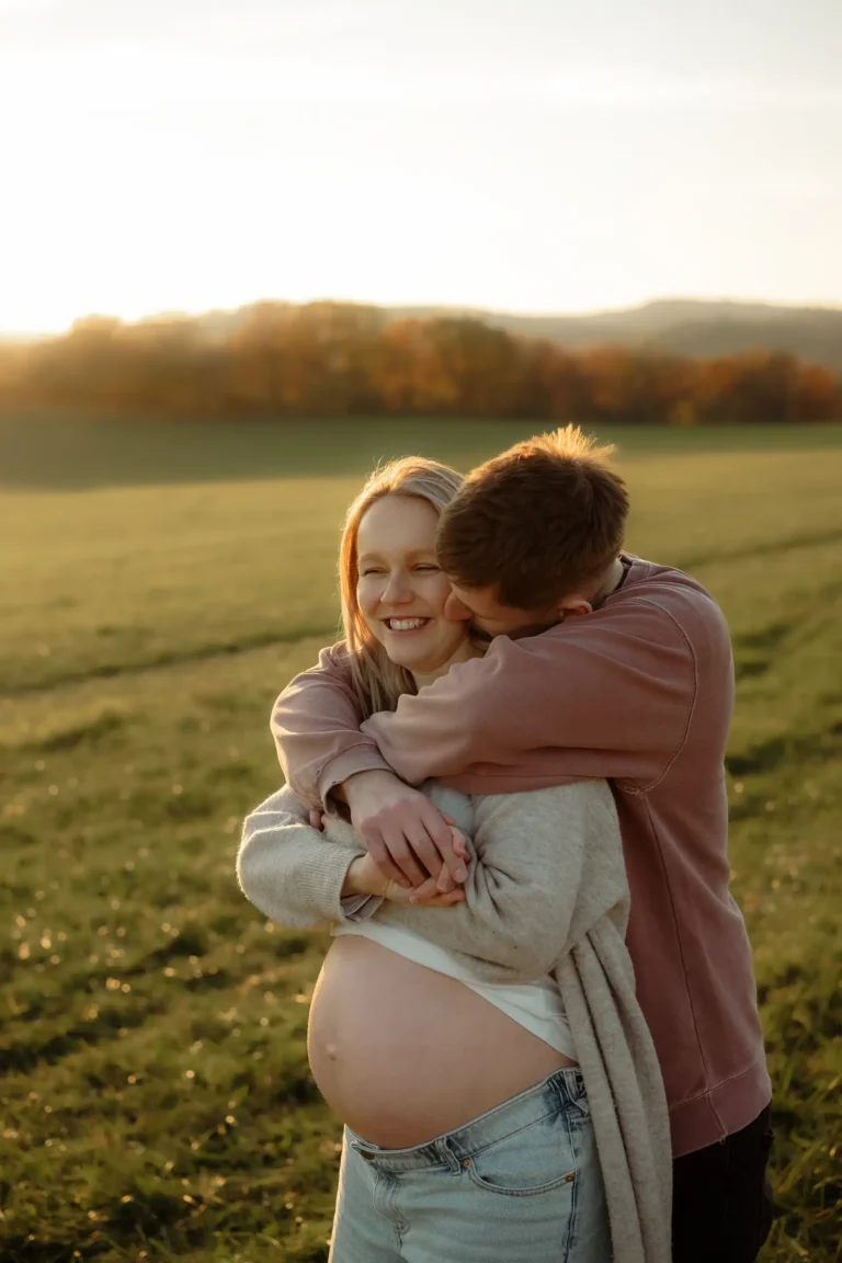 oblečení na těhotenské focení detail bříška v outfitu