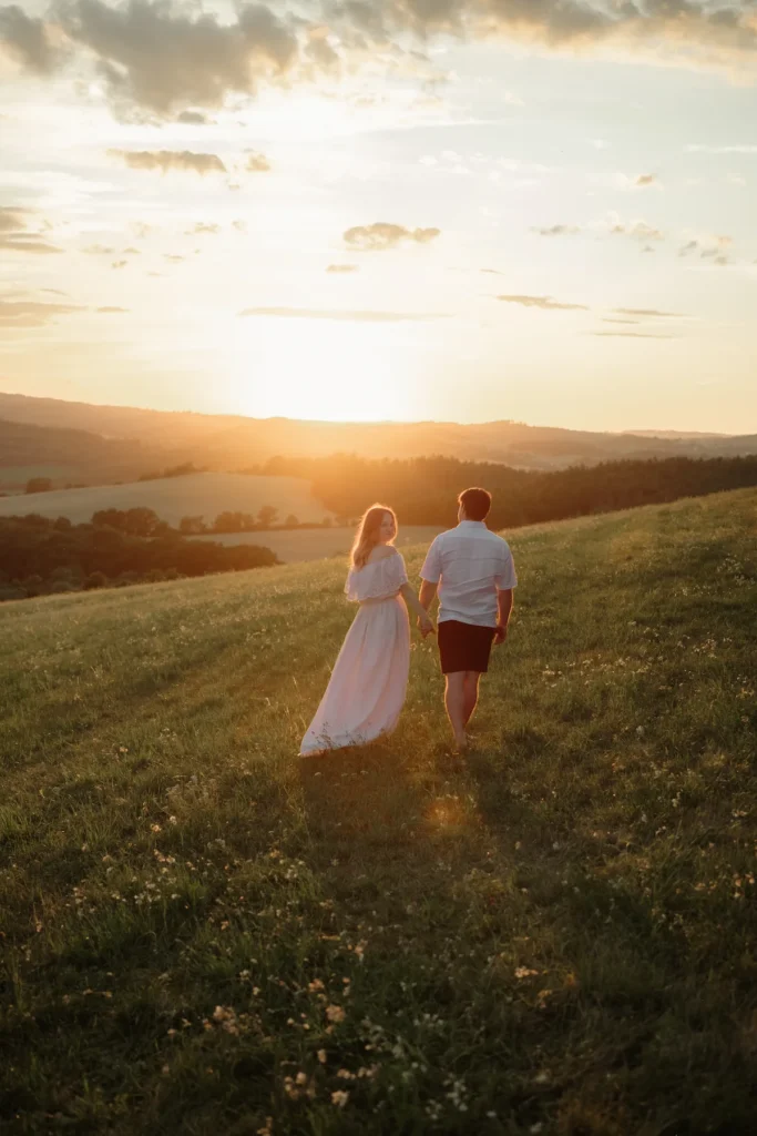 Těhotenské focení Praha v přírodě při západu slunce