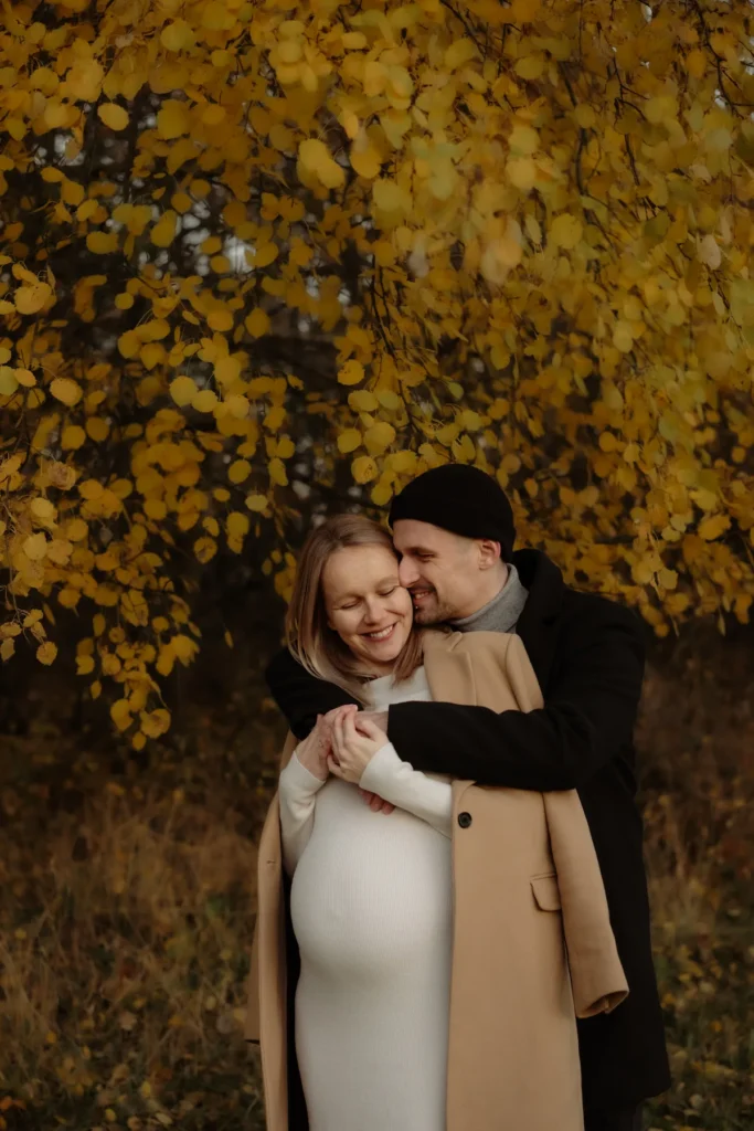 Těhotenské focení Praha – zamilovaná fotografie páru čekajícího miminko