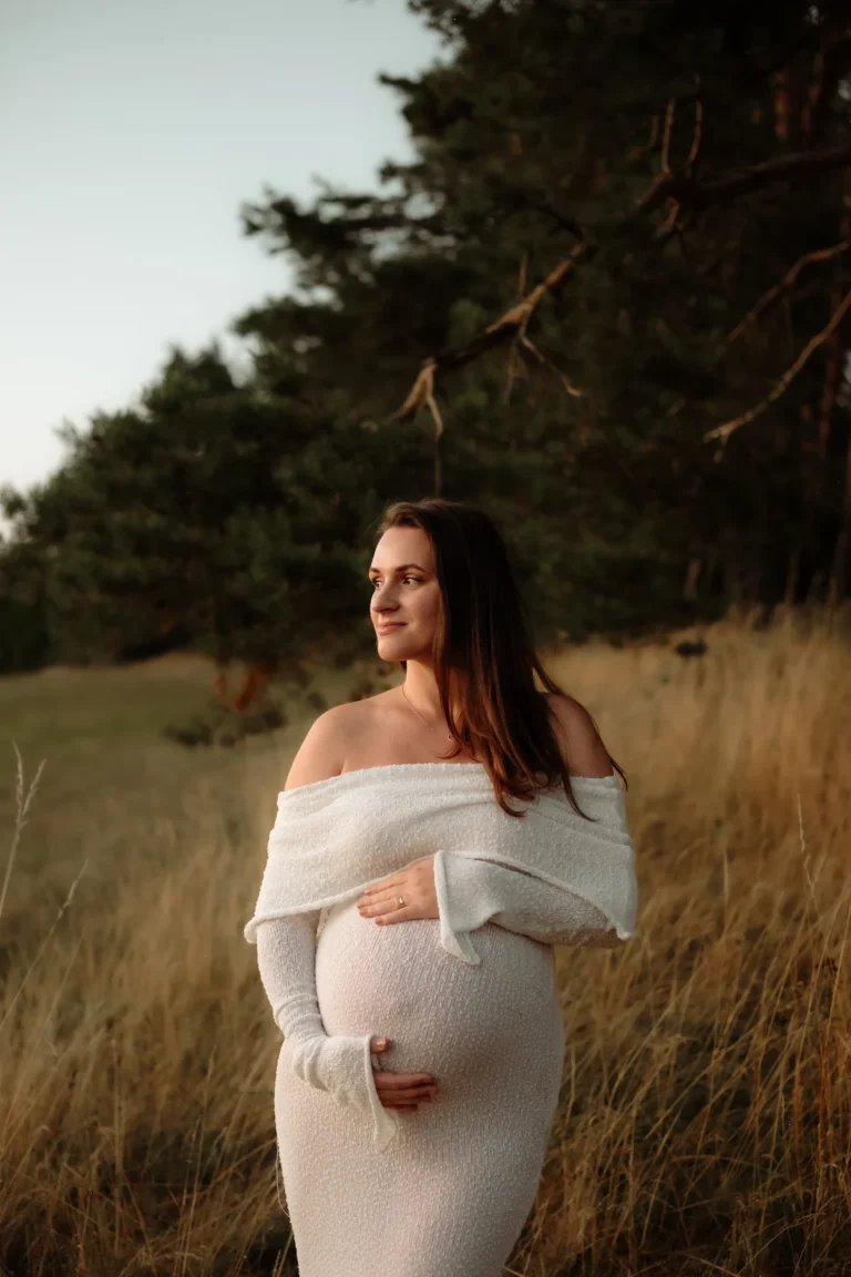 Těhotenské focení Praha – portrét nastávající maminky v přírodě v bílých šatech