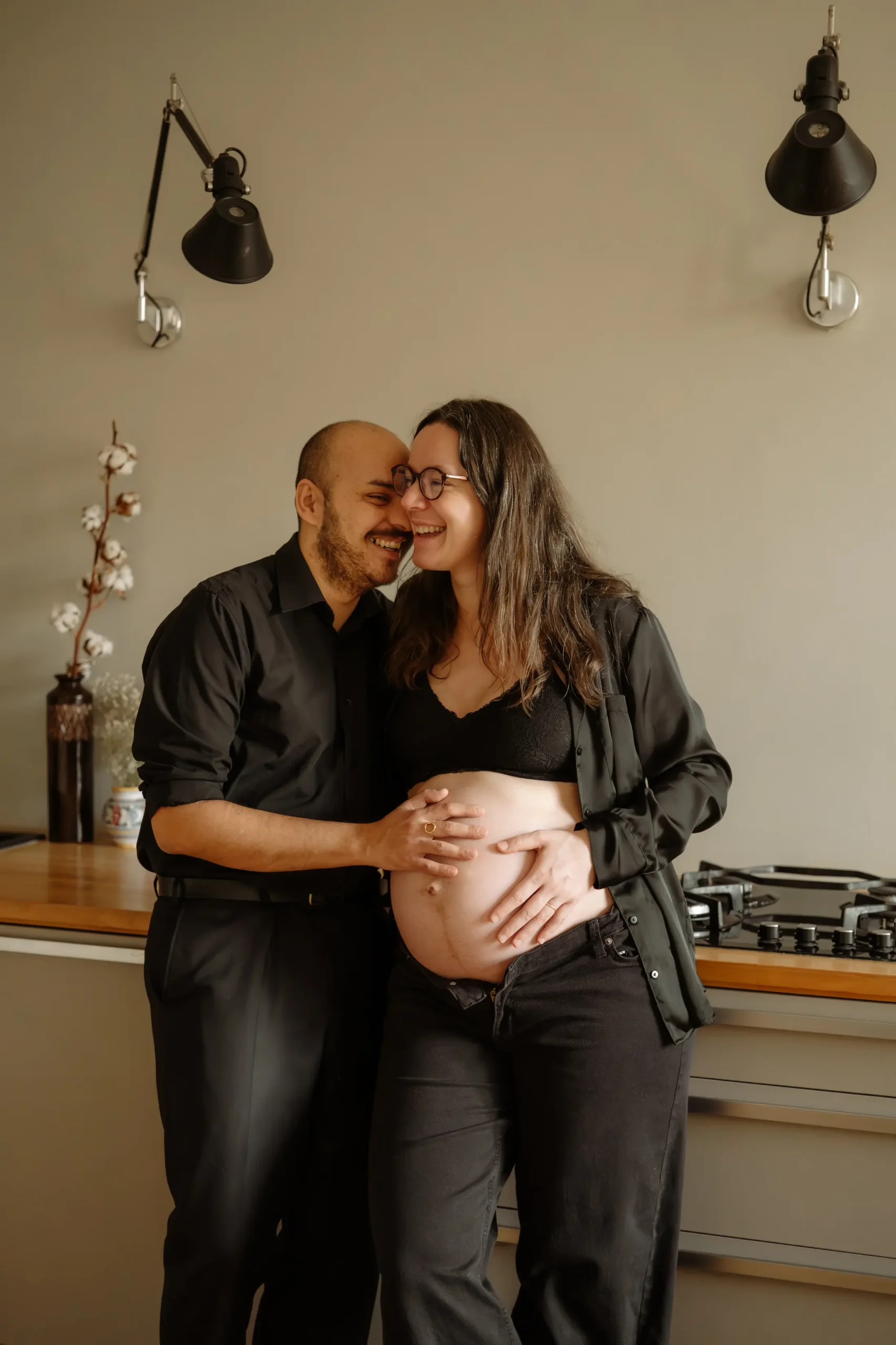 těhotenské focení doma u okna přirozené světlo