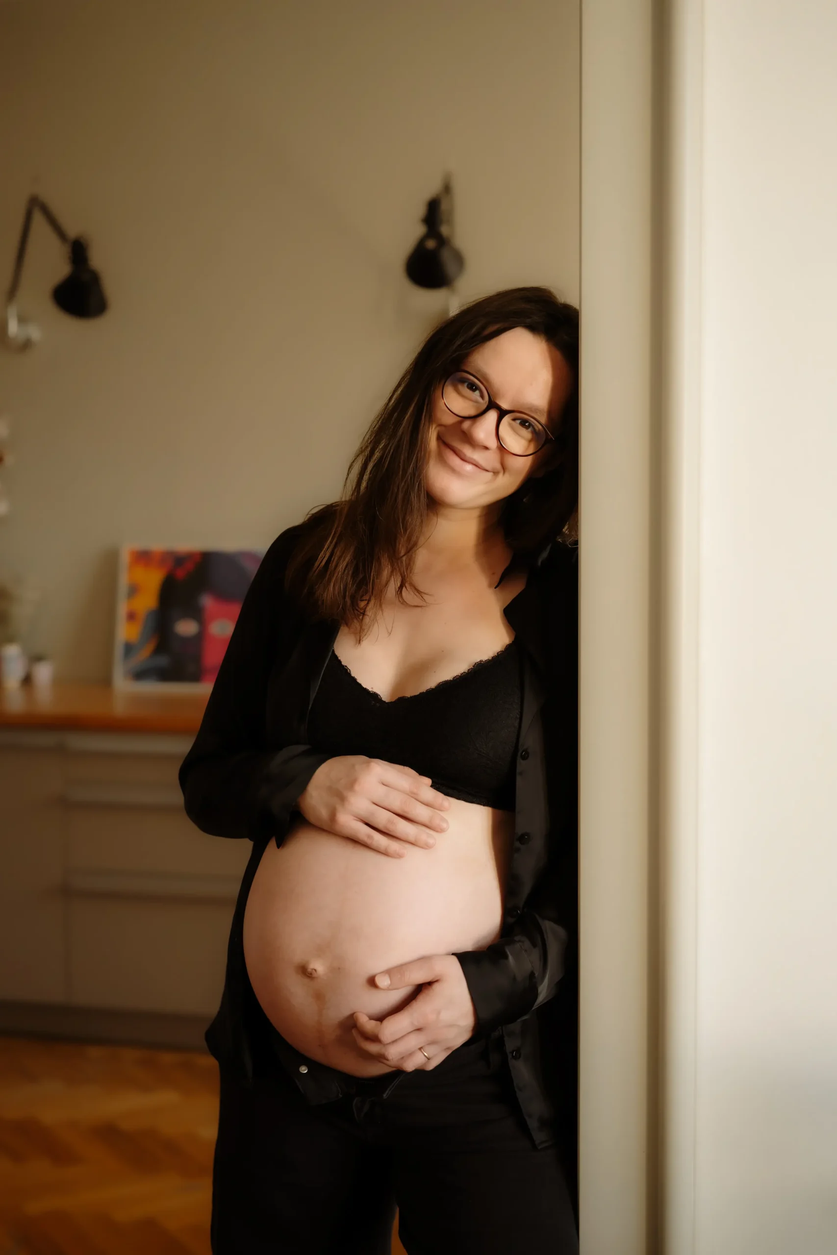 přirozené focení těhotné ženy doma u okna