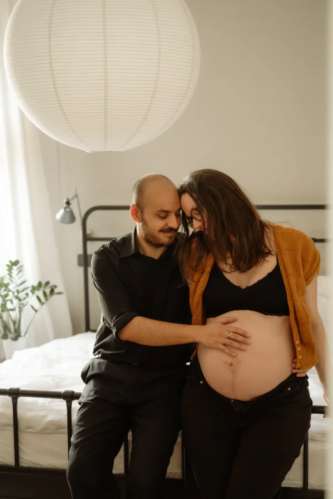 těhotenské focení doma s partnerem v ložnici